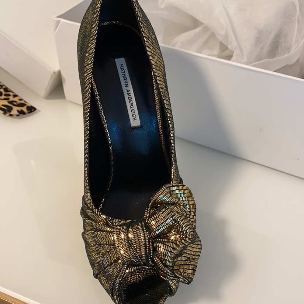 NIB - leather pumps